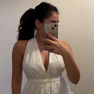 Perfekt klänning för student/sommar - Intressekoll på denna fina sommar/student klänning!! Den är helt oanvänd och kommer förmodligen att returneras om den ej köps.