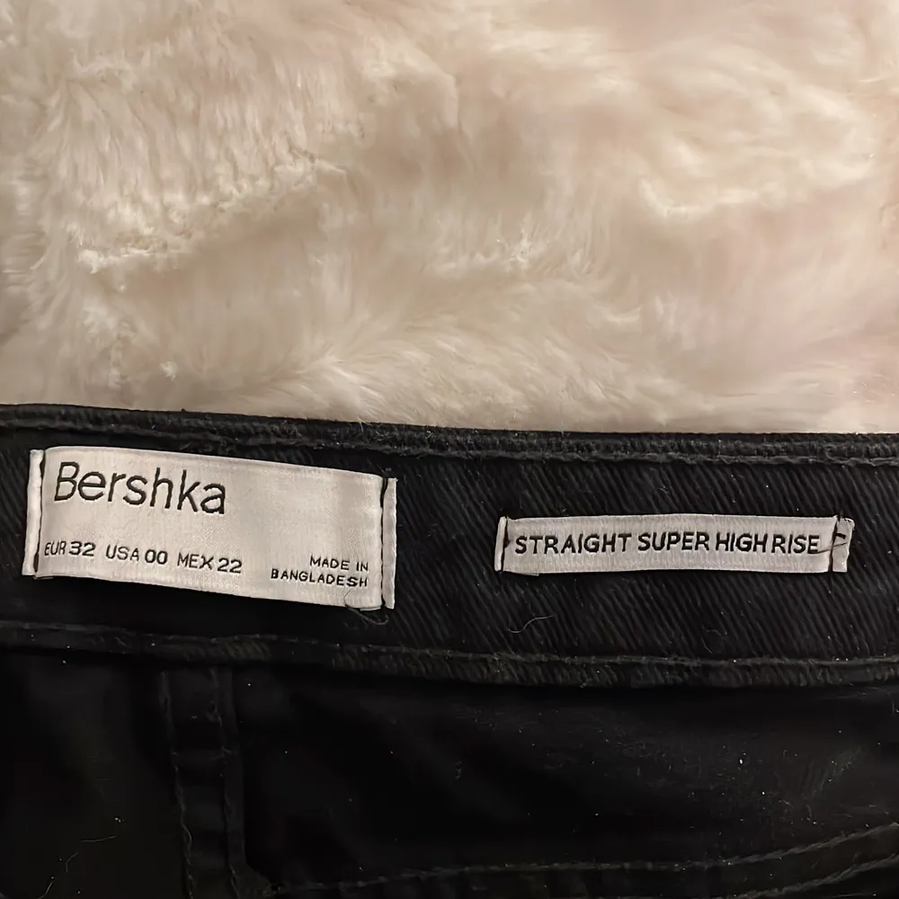 Raka twillbyxor från bershka som ej går att få tag på längre. Påminner lite om ginas ”90’s jeans”. Byxorna är avklippta, ändå släpas dem nere på golvet för mig. Jag är 152 cm för lite klarhet. Aldrig använda, endast provade ett antal gånger! 😄. Jeans & Byxor.