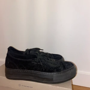 Platform sneakers  - Säljer mina fina skor som tyvärr inte kommer till användning då de är för små, de är i fint skick (knappt använda)✨de är i storlek 37. Skriv vad ni skulle tänka er kunna köpa skorna för ✨