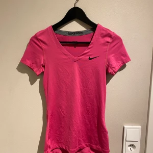 Rosa tränings-T-shirt från Nike - Snygg t-shirt, använd ett fåtal gånger bara! Skickas eller hämtas hos mig på Kungsholmen. 