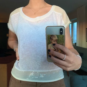 Vit topp - Säljer denna supersnygga topp med paljett-detaljer som tyvärr inte kommer till användning längre 💞 köparen står för frakten men jag möter även upp i Lund💞