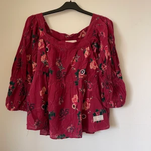 Oddmolly blus - Super söt röd Oddmolly blus med blommiga detaljer, sparsamt använd.