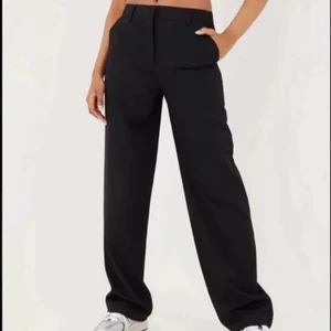 Kostymbyxor  - Säljer dessa supersnygga svarta kostymbyxor ⚡️ sitter helt perfekt och är lågmidjade ☺️ köpta för 599kr från Nelly. aldrig använda!! Köp direkt för 299 inkl frakt