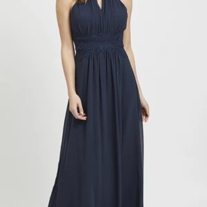 Fin klänning - Fin klänning i storlek 34. Använd en gång. Sitter perfekt. 