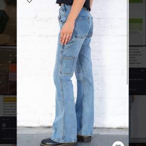 Super snygga, slutsålda lågmidjade brandy Melville  jeans i storlek S, ganska stora i storleken för att vara brandy. Frakt tillkommer. (Dem är i samma färg som på de första två bilderna)😁