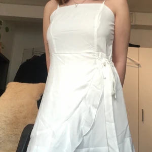 Vit klänning  - Vit klänning i väldigt tunt skönt material. Perfekt som studentklänning 💖 