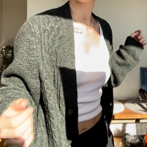 Vintage cardigan  - Mörkgrön vintage cardigan från Hampton republic. Strl xl, eller bra som oversize