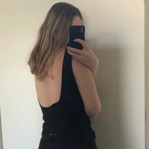 Svart linne med djup rygg  - Så snyggt svart linne med djup rygg🖤