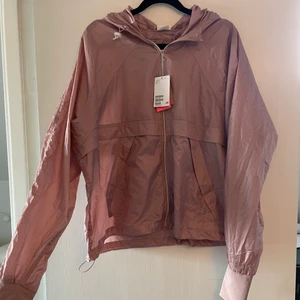Träningsjacka hm - Snygg träningsjacka från Hm! Helt oanvänd med prislapp kvar. Storlek L. Frakt tillkommer