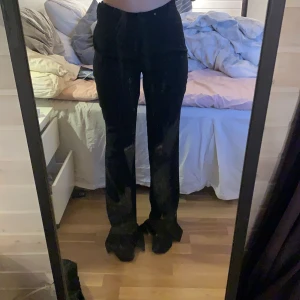 Kostym byxor som är utsvängda där fram - Jätte fina kostym byxor som tyvärr e väldigt för stora för mig i midjan och längden. Men annars jätte fina inga hål, storlek 38 