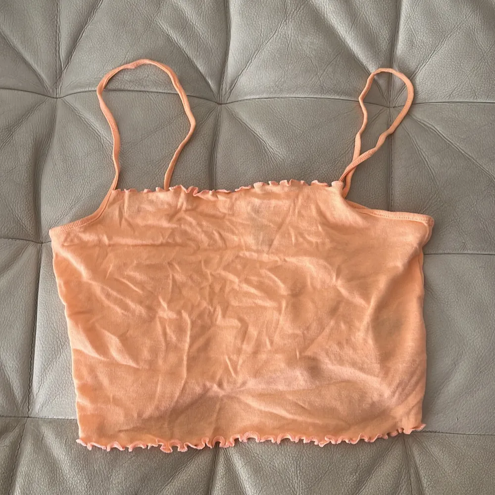 Very cute and light summery peach tank top from H&M. Never been used. Thin material but very comfortable. . Toppar.