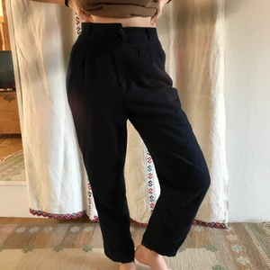 Kostymbyxor - Mörkblåa kostymbyxor, fina o sköna, säljes, köpt secondhand. Storlek S~ . Frakt ingår i priset på 57 kr 🎭