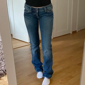 Lågmidjade jeans - Säljer mina fina lågmidjade jeans i superskick💕 är strl 28 men passar mig som är en 34! Jag är ca 165-167. ❗️Har bud på 300❗️