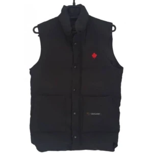 Canada gose väst  - Storlek S och den är i ganska bra skick och priset är inte bestämt. Betala helst kontant