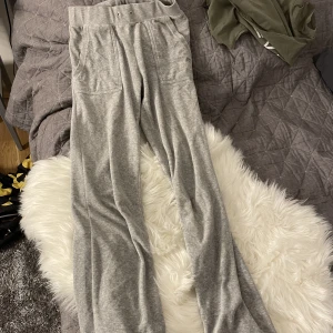 Säljer gråa juicy couture mjukis byxor  - Säljer nu mina gråa juicy couture mjukis byxor, säljer för att dom inte kommer till användning längre tyvärr, använd några gånger och fint skick! Obs snöret är borta!💗