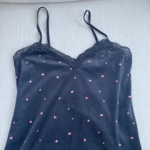 Sammetslinne Hunkemöller - Ett sött linne i sammet ifrån Hunkemöller. Bra skick, passar både till vardags eller som pyjamas.