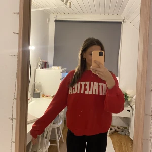 Röd sweatshirt - Säljer denna fina swearshirt i mjukt och skönt material. Använde den mycket sommaren 2021 men sedan dess har den bara hängt i garderoben. Den är i bra skick. Köpt på Gina i storlek Xs men är ocersized passform🤍 köparen står för frakt!