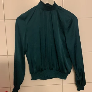 Blus med polo  - Fin blus med polo i grön santin. Bra skick.  