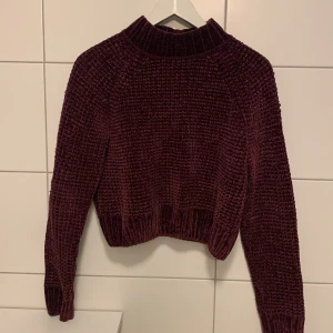 Stickad tröja  - Lila stickad tröja i härligt material. Bra skick 