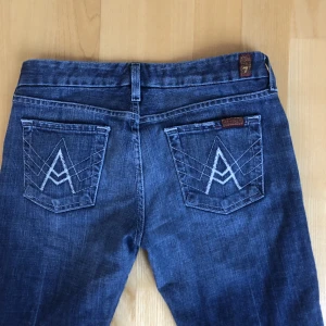 7 for all mankind Jeans  - Har varit mina absoluta favorit jeans jätte länge och är så snygga! Säljer pga sparar pengar men hoppas någon annan kan älska dom lika mycket! Är lågmidjade bootcut jeans från 7 for all mankind (eller 7jeans som dom också heter) skriv vid frågor🥰💕✨