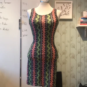 70/80-tals klänning  - Kort klänning från H&M som påminner mycket om 70-80 talet