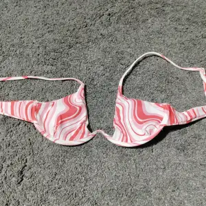 Cool bikiniöverdel med fint rosa / vitt mönster. Passar lite mindre storlekar. Enkelt 