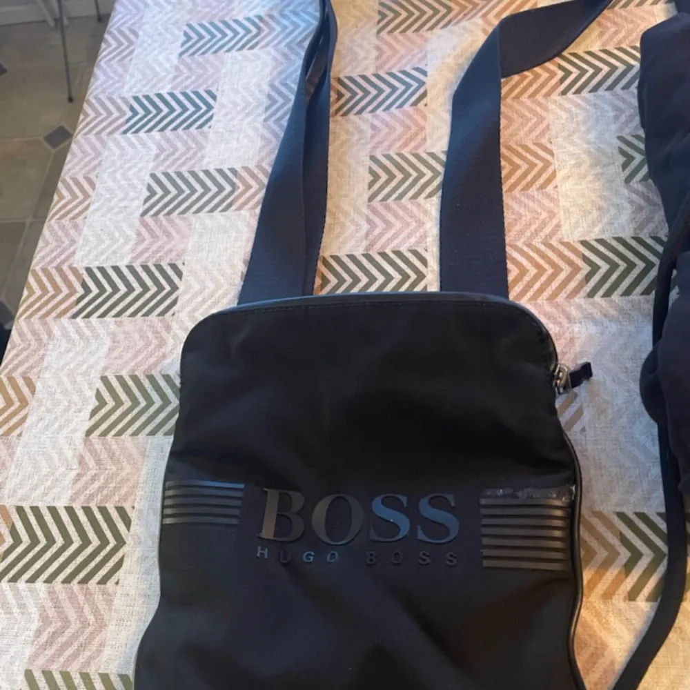 Hugo boss väska som ej används Skicket är 9/10 . Accessoarer.
