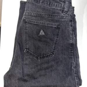ett par supersköna och snygga gråsvarta jeans från Abrand. Köpta i somras på jeansbolaget men säljer pga dom blivit stora på mig. Använda max 5gånger. Köpta för ca 999kr. 