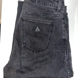 ett par supersköna och snygga gråsvarta jeans från Abrand. Köpta i somras på jeansbolaget men säljer pga dom blivit stora på mig. Använda max 5gånger. Köpta för ca 999kr. 