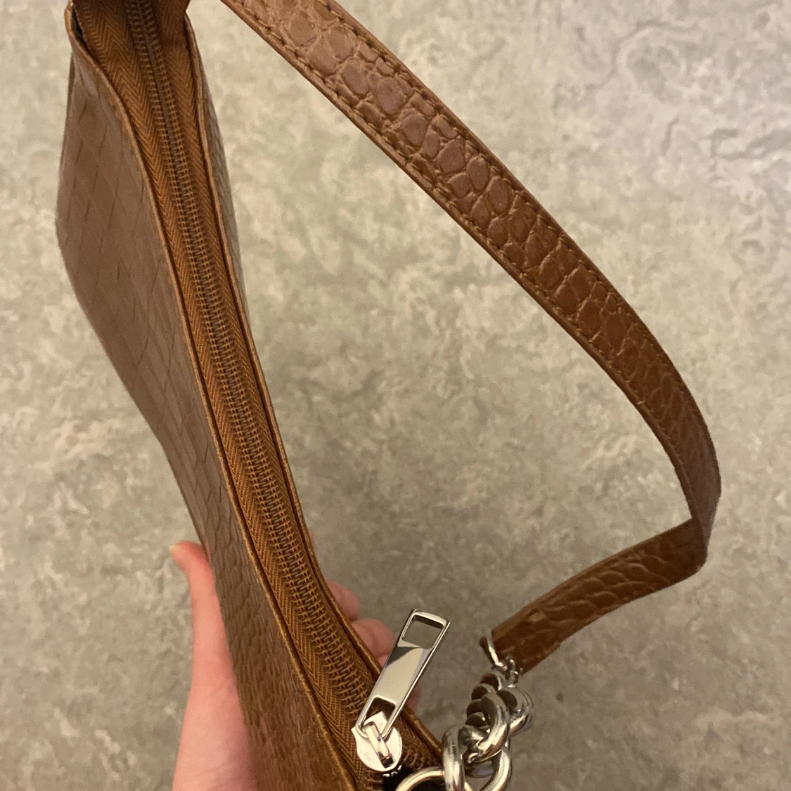 Brun axelremsväska  - 91