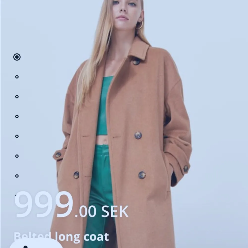 En helt ny oanvänd kappa från Stradivarius i storlek S. Lång och oversize passform med knytskärp i midjan. Längden går nedanför knäna på mig (jag är 170cm). Färgen stämmer överrens med mina bilder, inte riktigt så ljus så produktsidans. 100% polyester. Jackor.