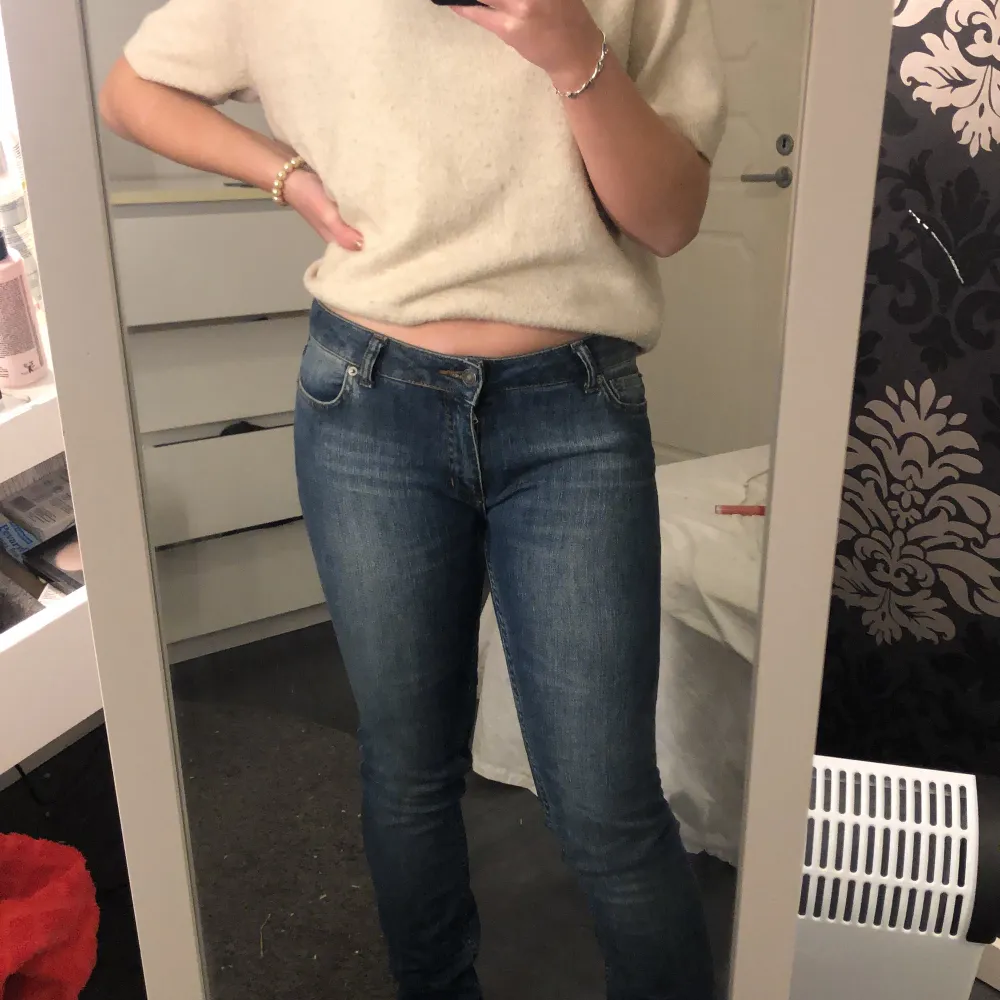 Säljer dessa snygga blå jeans ifrån Samsoe. De har låg midja och är raka i modellen. De är tyvärr för små för mig. Pris kan diskuteras 💕. Farkut & Housut.