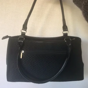 Svart handväska  - Jättefin väska som inte kommer till användning💗