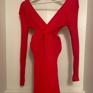 Röd ribbad klänning - Midiklänning. Helt ny! Onesize 