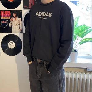 Adidas Sweatshirt - Svart Adidas sweater med vitt tryck  Small  Bra skick inga fläckar  Frakt tillkommer  Jag är 184cm 65kg