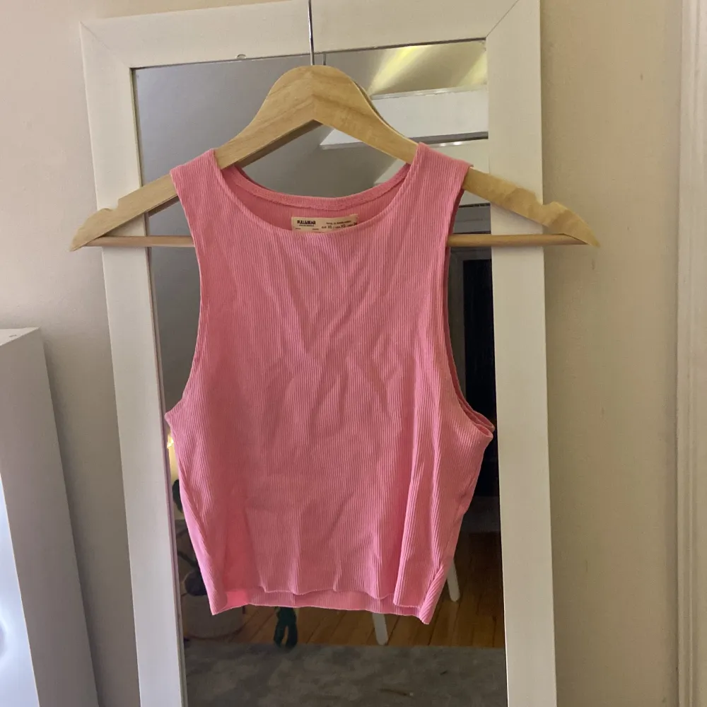 Super gulligt rosa linne från Pull&Bear. Köpte för 100kr om jag minns rätt.  I väldigt bra skick! Köparen står för frakten🤍💞. Toppar.
