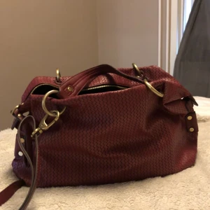 Esprit väska  - Säljer denna fina väska då den tyvärr inte kommer till användning. Priset kan diskuteras! Har lite små skador i vecken och kanten som inte syns på bilden, skriv så skickar jag fler bilder☺️