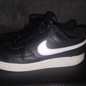 Nike  - Jag har köpt den skorna typ 2 månader sen har använt bara  2 veckor 