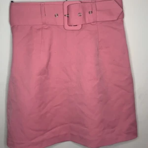 Cute pink skirt - Den här kjolen köptes för en månad sedan idag och dagen efter jag köpte kjolen passade den inte ens mig så det var synd, jag hoppades på att den skulle få en ny ägare o att den skulle vara jätte söt på er därute. Här väntar den!