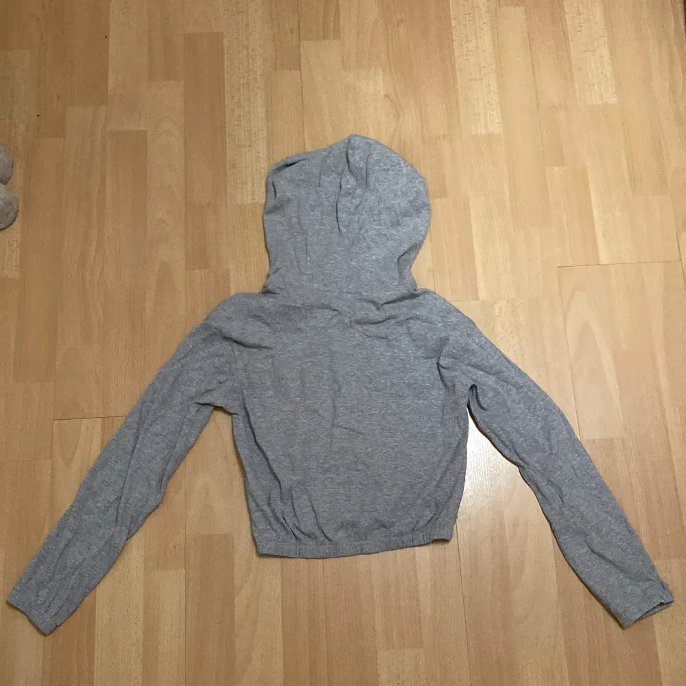 Grå hoodie från H&m. Använd ett fåtal gånger men i nyskick. Den är ganska tunn. Köpare står för frakt! Om du har frågor skriv privat.💕. Hoodies.