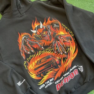 Warren lotas x Dodge - Warren lotas x Dodge Demon hoodie i nyskick med väldigt hög kvalitet❣️ råkade beställa dubbla så säljer nu ena. Ordinarie pris ca 2000kr