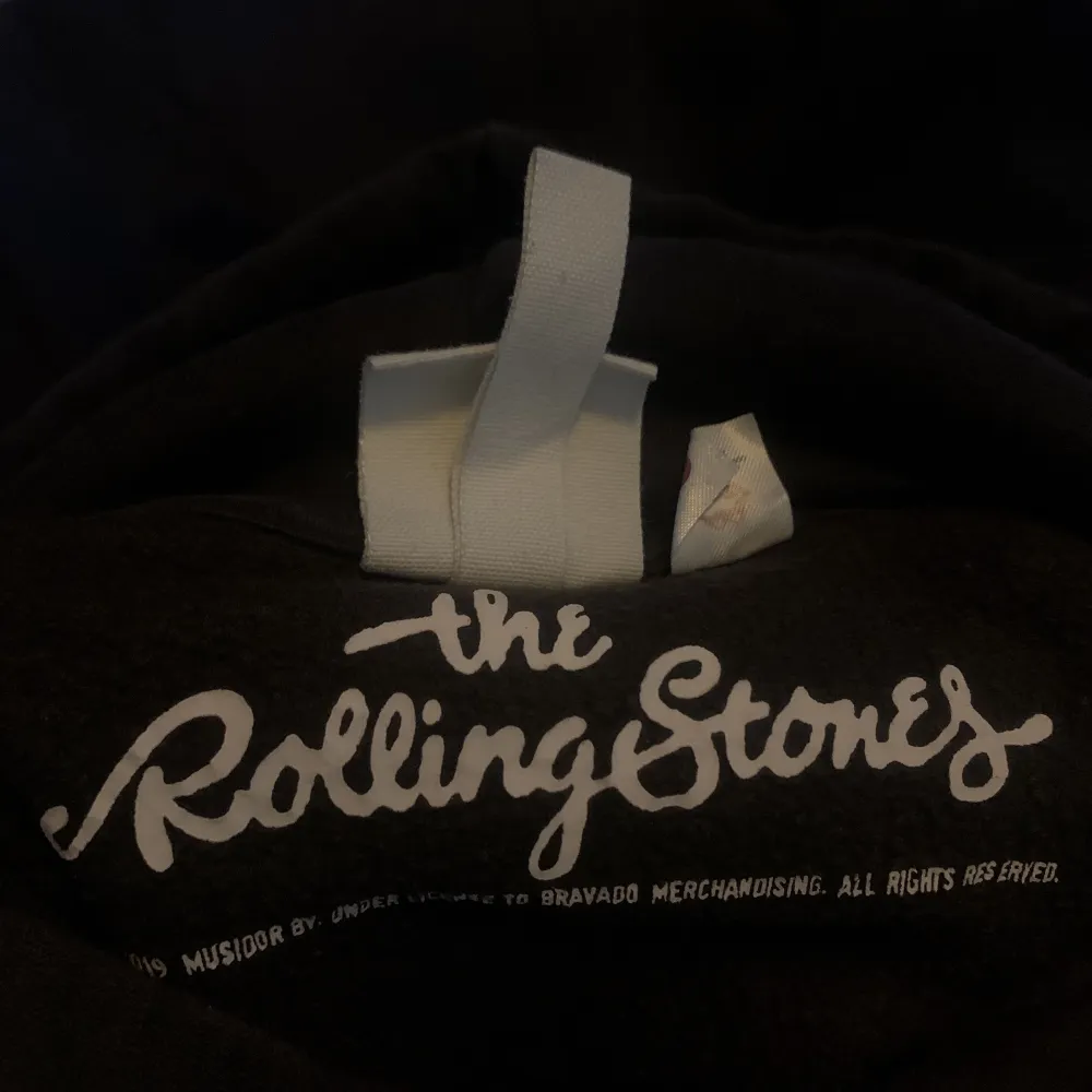 Fin svart hoodie med the Rolling Stones tryck! Helt oandvänd så i mycket bra skick❣️. Hoodies.