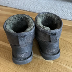 Låga Uggs i färgen Grey - Äkta Uggs ❤️ Köpta 2017, så de har varit med ett tag & är välanvända. Har putsat dem så de ser fina ut, dock har de blivit lite stela och sulan har böjts lite uppåt. Eftersom de är nyputsade har de en glans på ytan, vet dock ej hur länge det kommer hålla. 