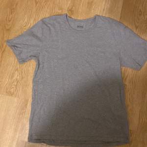 Grå Hugo Boss T-shirt i storlek XL slimfit, så den passar flera storlekar neråt. Pris kan diskuteras 