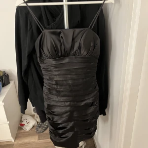 Svart klänning  - Svart klänning köpt på sellpy aldrig andvänd från mitt håll. Dragkedja på ryggen och ilägg (ej uttagbara) fin kvalite 