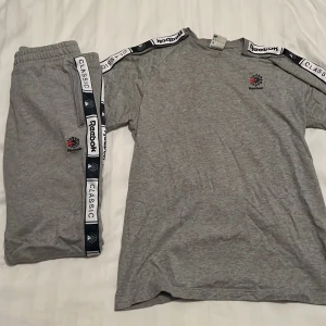Reebok set, T-shirt & mjukisbyxor - Skick 9/10 knappt rörda