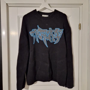 Weekday graffiti knit tröja - Svart tjock knit tröja från weekday med ett graffiti tryck på. Texten säger "threads". Pris kan diskuteras!