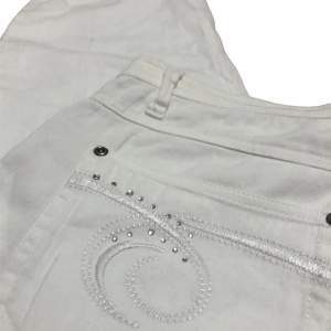 Vita baggy jeans med mycket kristall dekaler på bakfickorna lch även på framfickorna, man kan få fler bilder! 