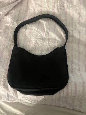 Svart handväska - En svart handväska 👜  50kr original pris 100kr  