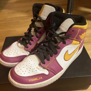 Air Jordan 1 Mid Dia de los Muertos - Storlek: 44.5 Dom är använda men fortfarande i bra skick Pris går att diskutera